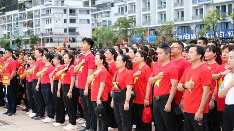 Không khí trang nghiêm tại Lễ chào cờ và hát Quốc ca trong sáng ngày 16/8. db-4.jpg