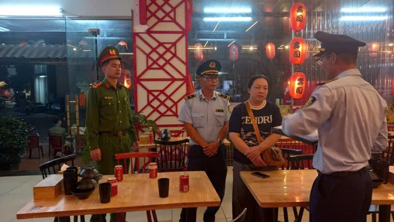 Lực lượng chức năng kiểm tra Cửa hàng đồ nướng Trung Hoa-Tạp dề 3, phố Tấn Mài, phường Bãi Cháy. qltt-2.jpg