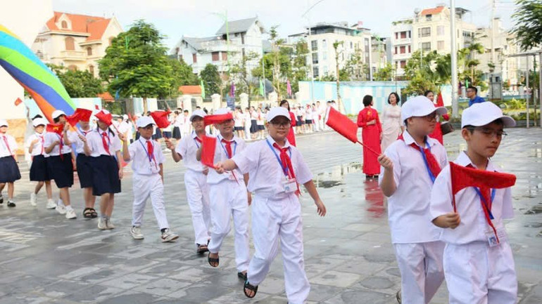 Các em học sinh lớp 6 của Trường THCS Trọng Điểm hân hoan vẫy cờ hoa, bước những bước chân đầu tiên vào ngôi trường mới khang trang, chào năm học mới 2025-2026. kg-5.jpg