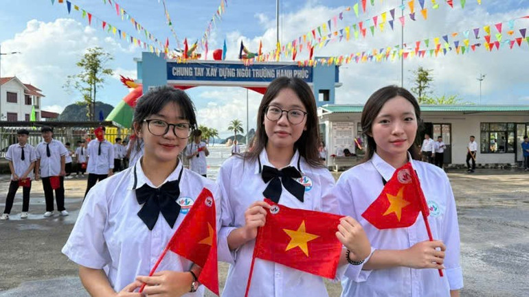 Các em học sinh Trường tiểu học, trung học cơ sở, trung học phổ thông Lê Thánh Tông vui mừng chào đón năm học mới. kg-3.jpg