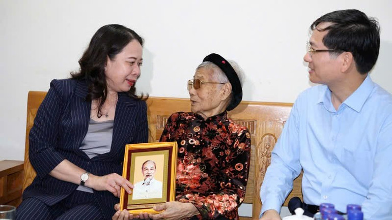 Phó Chủ tịch nước Võ Thị Ánh Xuân tặng quà cho Mẹ Việt Nam Anh hùng Nguyễn Thị Thực. pct-3.jpg
