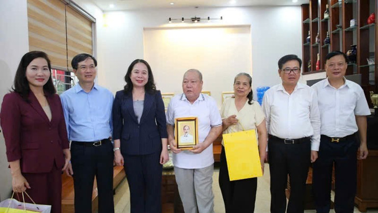 Phó Chủ tịch nước Võ Thị Ánh Xuân và lãnh đạo tỉnh Quảng Ninh tặng quà thương binh Đoàn Giang Hảo. pct-2.jpg