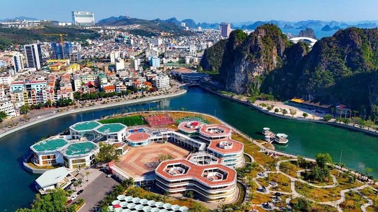 Quảng Ninh sở hữu hàng trăm di tích lịch sử, văn hóa, danh lam, thắng cảnh, trong đó có 2 Di sản thế giới là Vịnh Hạ Long và Yên Tử. ds-7.jpg