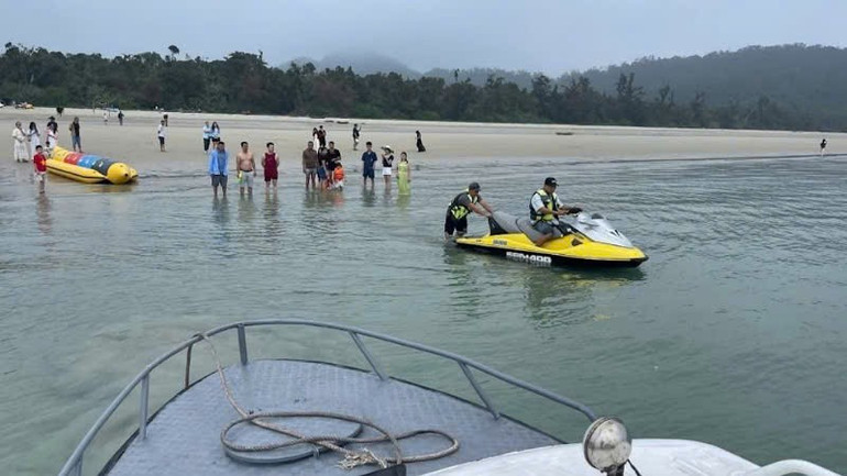 Cảnh sát giao thông Quảng Ninh xử phạt các trường hợp điều khiển mô tô nước vi phạm các quy định về an toàn giao thông tại Đặc khu Cô Tô. anh-mo-to.jpg