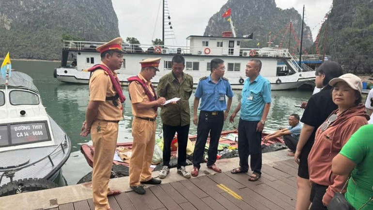 Cảnh sát giao thông Quảng Ninh phát hiện phương tiện chở người trái phép trên vịnh Hạ Long. anh-giao-thong-thuy.jpg
