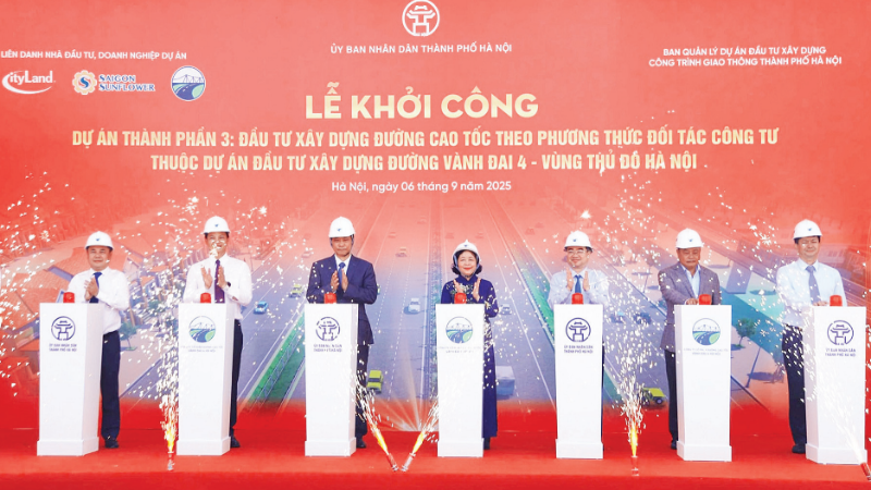 Các đại biểu bấm nút khởi công Dự án thành phần 3: đầu tư xây dựng đường cao tốc thuộc dự án đầu tư xây dựng đường vành đai 4-Vùng Thủ đô