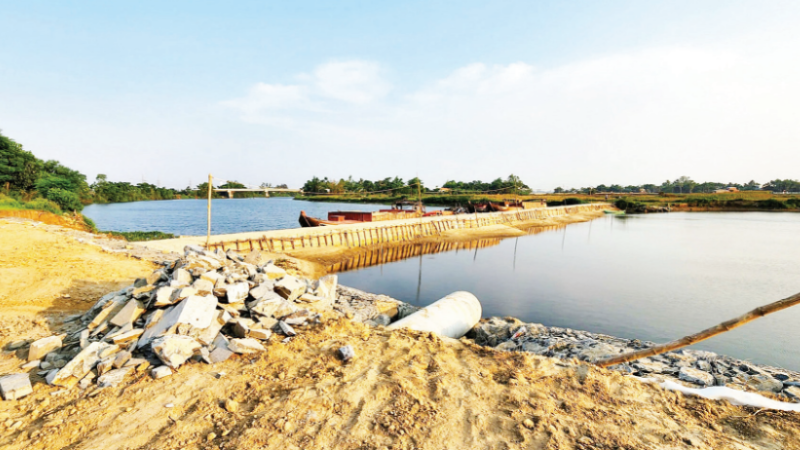 Đập thời vụ ngăn mặn trên sông Vĩnh Điện ở phường Điện Bàn Đông, thành phố Đà Nẵng