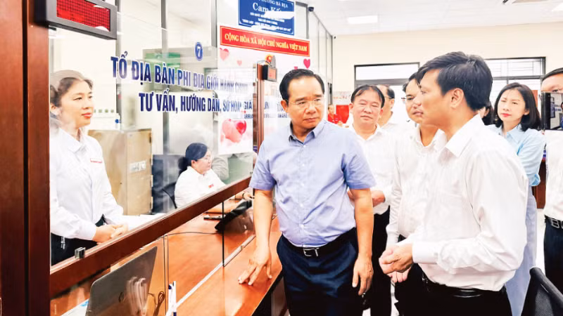 Chủ tịch Ủy ban nhân dân Thành phố Hồ Chí Minh Nguyễn Văn Được trực tiếp khảo sát tình hình hoạt động tại Trung tâm Phục vụ hành chính công phường Bà Rịa, ngày 4/8/2025