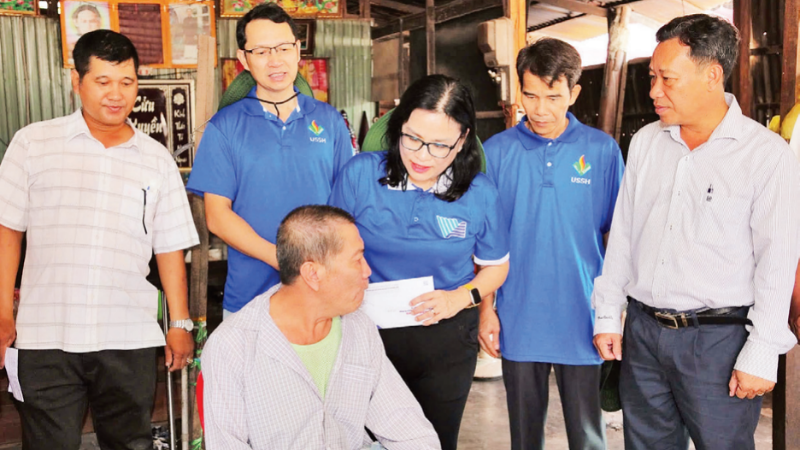 GS, TS Ngô Thị Phương Lan, Hiệu trưởng Trường đại học Khoa học xã hội và Nhân văn cùng giảng viên, sinh viên trẻ thăm người có công ở An Giang.