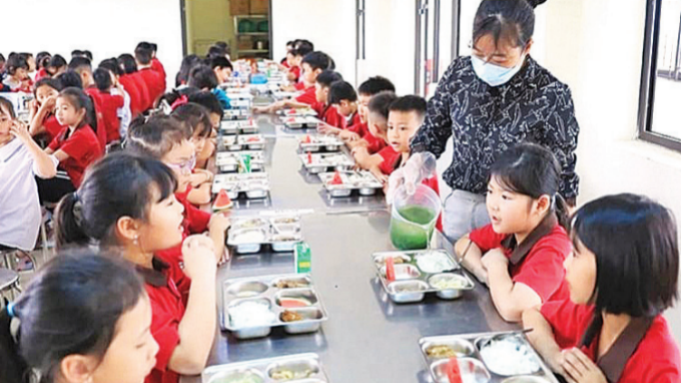 Học sinh Trường tiểu học Đại Thịnh A (xã Quang Minh) trong giờ ăn trưa. (Ảnh NGUYỄN QUANG)