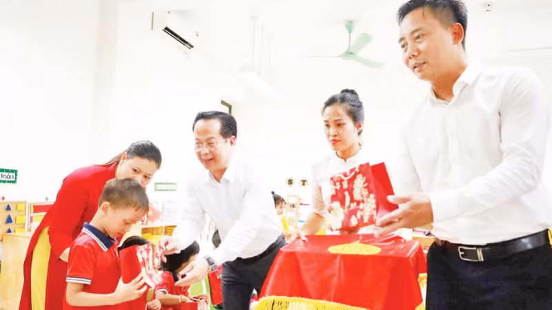 Lãnh đạo Sở Giáo dục và Đào tạo Hà Nội tặng quà cho học sinh Trường mầm non Minh Châu