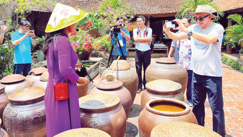 Đoàn phóng viên quốc tế và kiều bào tìm hiểu về giá trị văn hóa làng cổ Đường Lâm (Hà Nội)