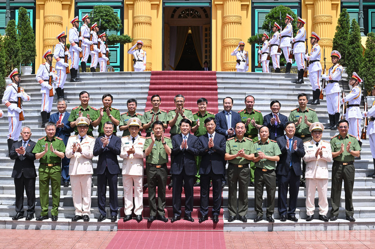 Chủ tịch nước và các đại biểu tham dự buổi lễ. ndo_br_16.jpg