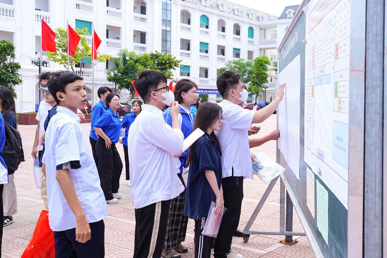Các thí sinh tới làm thủ tục thi. 24e525584d93facda382.jpg