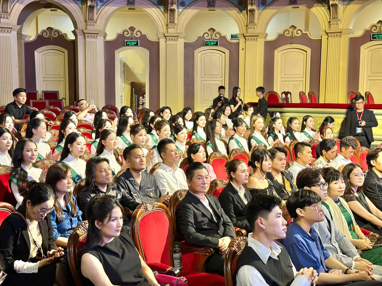 Các đại biểu và thí sinh dự họp báo. c68a21eb1dc2a99cf0d3.jpg
