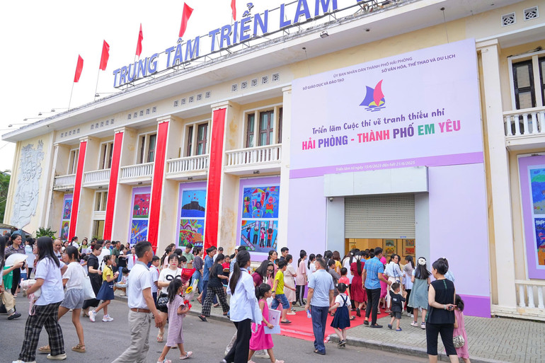 Không gian triển lãm đặc sắc và sôi nổi. 1d08c194852f3171683e.jpg