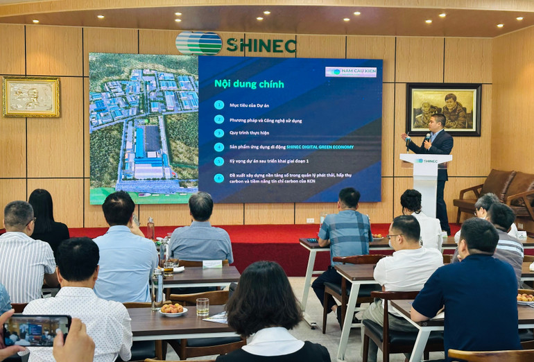 Ông Nguyễn Trường Giang, đại diện Công ty trách nhiệm hữu hạn TPIsoftware tại Việt Nam trình bày dự án. img-7168.jpg