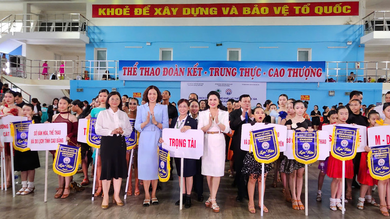 Ban Tổ chức trao cờ lưu niệm cho các đội tham dự giải. 34c0bb91e45c5002094d.jpg