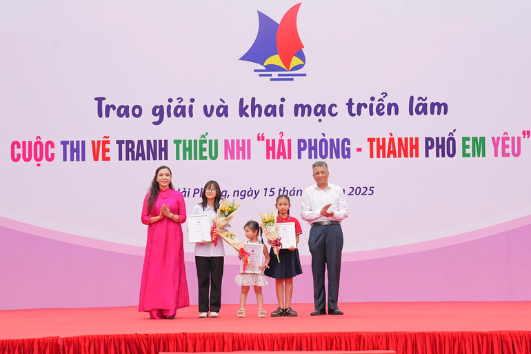 Trao 3 giải Nhất cuộc thi vẽ tranh thiếu nhi hè 2025. e6eeb363-4138-4ccb-befb-745bb25976a3.jpg