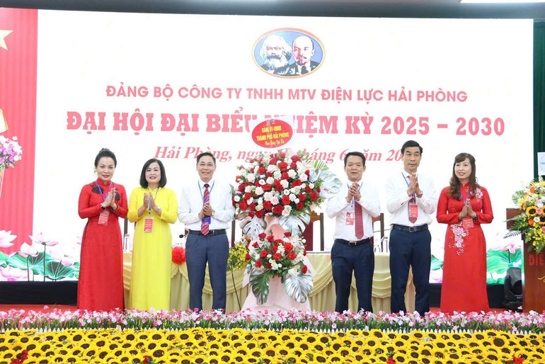 Lãnh đạo thành phố Hải Phòng chúc mừng Đại hội. 4d25c5511b26ac78f537.jpg
