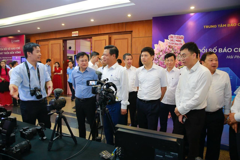 Nhiều sản phẩm công nghệ, ứng dụng phục vụ chuyển đổi số báo chí được giới thiệu. 503567304-1292549466206329-1960566264808763297-n.jpg