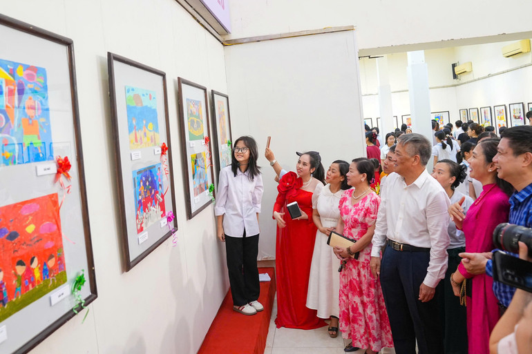 Các đại biểu và các em học sinh, phụ huynh tham quan triển lãm. a507b708-2f7a-4947-8e33-a5fb7e491153.jpg