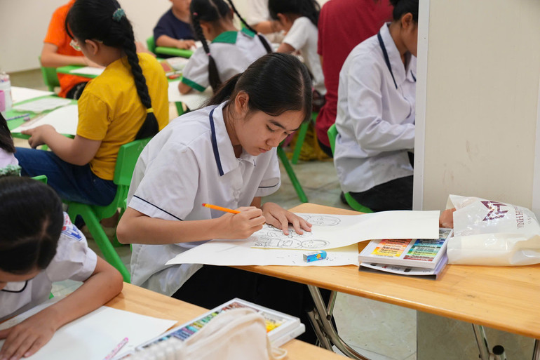 Các em học sinh tham gia vòng chung khảo cuộc thi vẽ tranh thiếu nhi hè 2025. 1462e76db5ba01e458ab.jpg