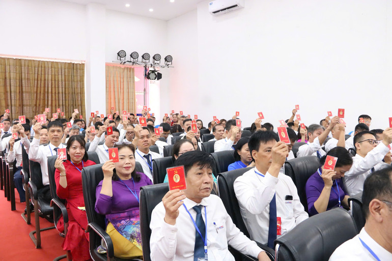 188 đại biểu chính thức, đại diện cho toàn thể đảng viên trong đảng bộ Công ty Điện lực Hải Phòng. bcdfeaa834df8381dace.jpg