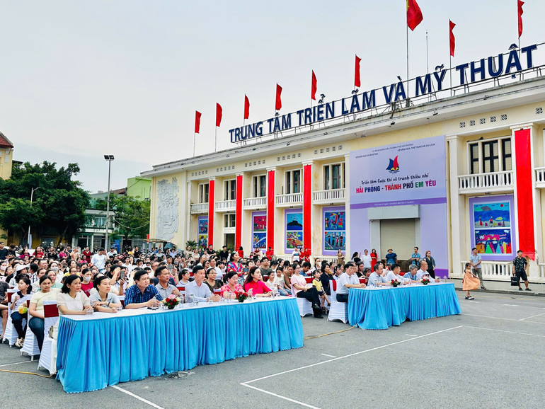 Sự kiện thu hút đông đảo các em học sinh, phụ huynh, thầy cô giáo và người yêu mỹ thuật. bd051ef5084dbc13e55c1.jpg
