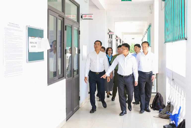 Phó Thủ tướng Lê Thành Long kiểm tra cơ sở vật chất thi tại Trường trung học phổ thông Hồng Bàng. b4ee8d42058ab2d4eb9b.jpg