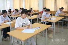Các thí sinh điền thông tin vào giấy thi, giấy nháp, sẵn sàng làm bài thi.