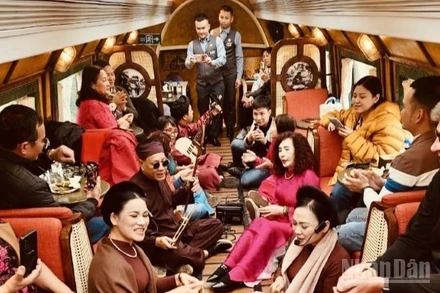 Trong những ngày đầu Xuân, đoàn tàu du lịch văn hóa “Hà Nội 5 cửa ô-The Hanoi Train” chính thức khởi động chương trình đặc biệt mang tên “Chở mùa xuân về”.