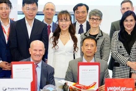 Giám đốc Điều hành Vietjet Nguyễn Thanh Sơn (phải) và ông Rick Deurloo, Chủ tịch & Tổng giám đốc của Pratt & Whitney (trái), trao thỏa thuận trang bị động cơ và dịch vụ động cơ cho 44 tàu bay A321neo và A321XLR với sự chứng kiến của Chủ tịch Vietjet, Tiến sĩ Nguyễn Thị Phương Thảo tại Singapore Airshow 2026.