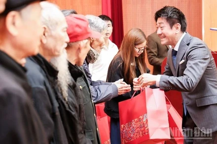 Lãnh đạo Công ty Ô-tô Toyota Việt Nam trao quà cho các gia đình chính sách, hoàn cảnh khó khăn.