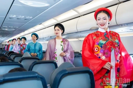 Với chủ đề “Hoa khổng tước cất cánh”, chương trình được tổ chức dưới hình thức fashion show trên máy bay.