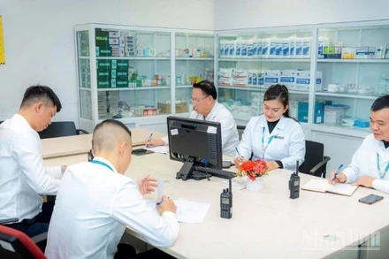 Các y, bác sĩ Đội Y tế khẩn nguy Nội Bài hội ý chuyên môn tại phòng trực chỉ huy.