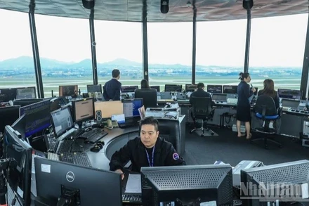 Ngày cao điểm nhất trước Tết Nguyên đán (14/2), Cảng Hàng không quốc tế Nội Bài đón gần 700 lượt máy bay cất-hạ cánh, lượng hành khách vượt mốc 116.000 lượt.