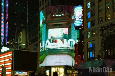 Hình ảnh đất nước Việt Nam một lần nữa xuất hiện trên màn hình Thomson Reuters tại Quảng trường Thời đại, New York (Hoa Kỳ).