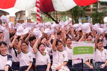 Các học sinh Trường Lưu Văn Liệt phấn khởi tham gia dự án.