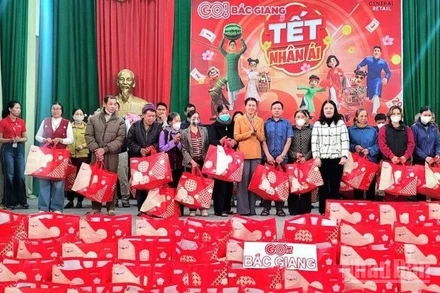 Đại diện Ban Giám đốc GO! Bắc Giang phối hợp chính quyền địa phương trao quà Tết nhân ái cho các hộ gia đình khó khăn.