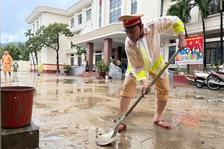 Lực lượng Cảnh sát giao thông Công an Thành phố Hồ Chí Minh dọn dẹp vệ sinh tại các trụ sở trên địa bàn tỉnh Đắk Lắk.