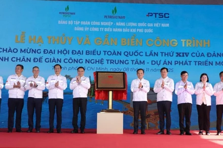 Lãnh đạo Thành phố Hồ Chí Minh và các đơn vị, doanh nghiệp thực hiện nghi thức hạ thủy và gắn biển công trình tại buổi lễ. 