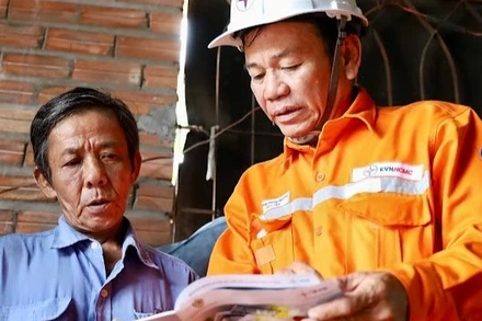 Công nhân ngành điện Thành phố Hồ Chí Minh tuyên truyền các biện pháp sử dụng điện an toàn cho người dân. 