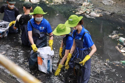Các tình nguyện viên vớt rác dưới kênh sau lễ ra quân Chủ nhật xanh lần thứ 165- năm 2025.