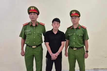 Bị can Đoàn Quốc Việt (áo đen) tại Cơ quan Công an (Ảnh: Công an cung cấp)