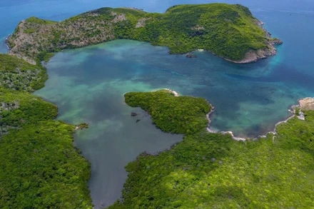 Vườn quốc gia Côn Đảo nhìn từ trên cao. 