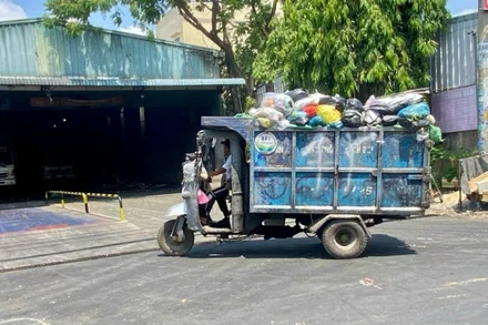 Công nhân gom rác về tập kết để chở đến bãi xử lý. 