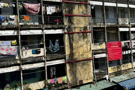 Hình ảnh xập xệ, xuống cấp tại chung cư Vĩnh Hội, phường Khánh Hội.