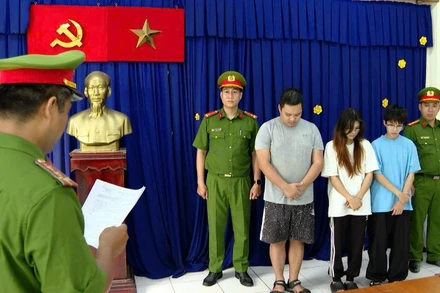 Các đối tượng tại cơ quan chức năng. (Ảnh: Công an cung cấp)