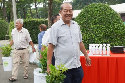 Người dân được tặng cây xanh khi tham gia ngày hội.